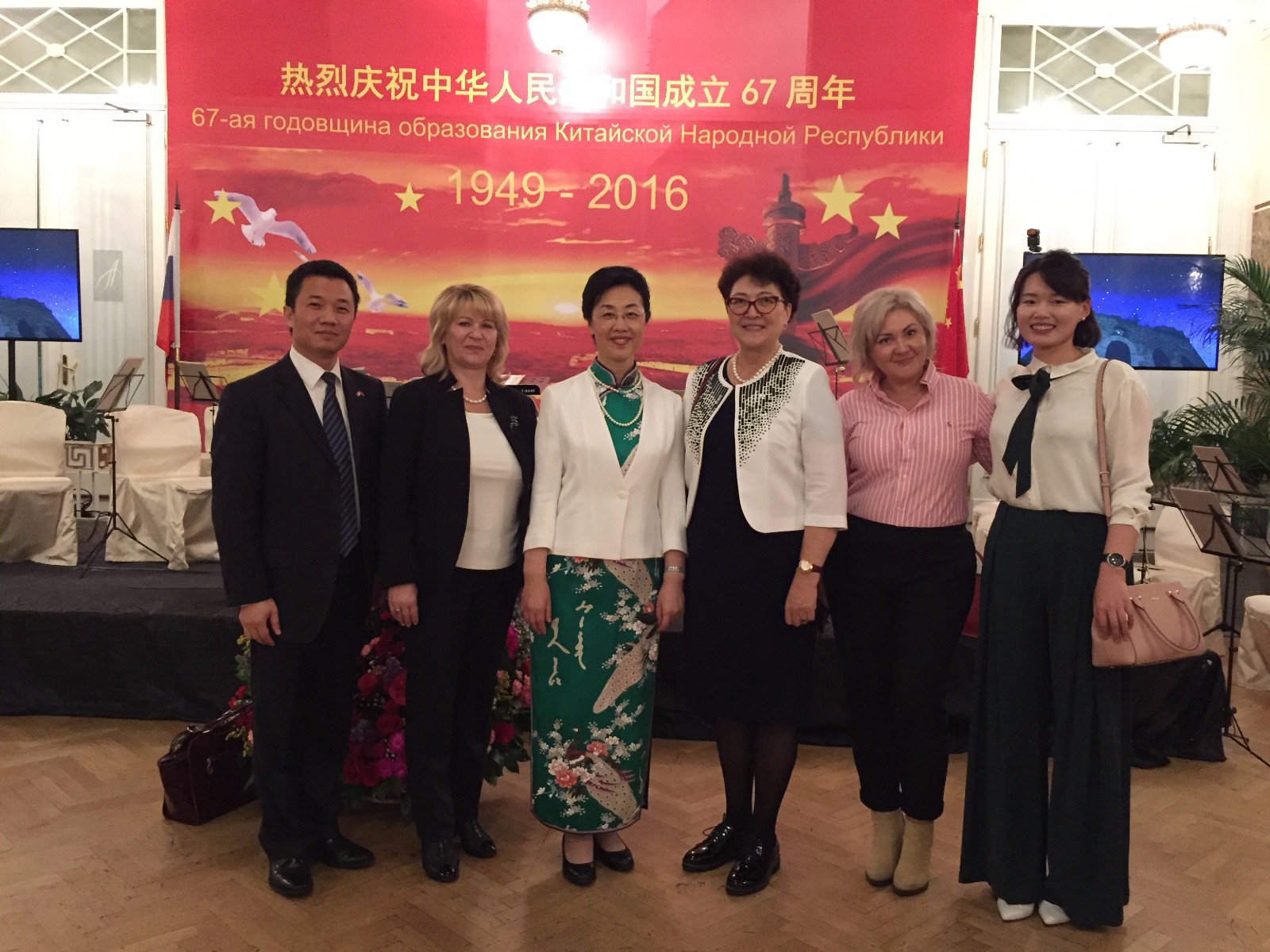 孔子课堂代表团受领事接见并合影，从左至右：中国驻圣彼得堡教育领事蒋中亮，32中第一副校长佐雅，中国驻圣彼得堡总领事郭敏，圣彼得堡孔子课堂外方院长韩丹星，32中副校长娜杰日达，汉办公派教师张蕈丽.jpg