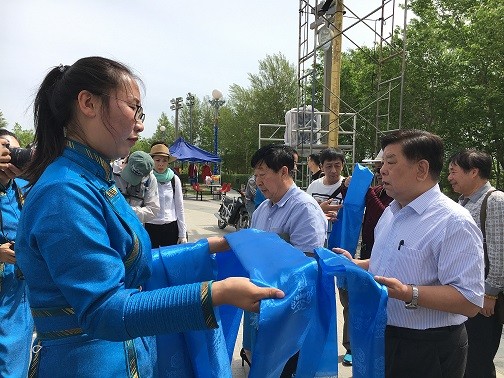 胡振民与刘大为接受哈达.jpg