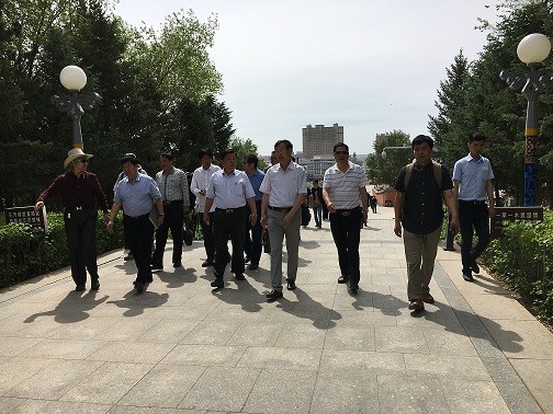 《时代书画报》社长李东辉陪同胡振民、刘大为等领导参观.jpg