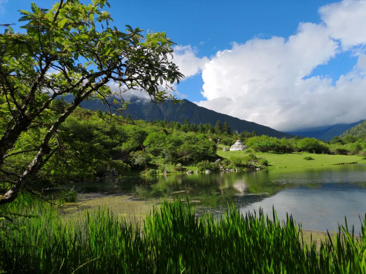 来康定情歌(木格措)风景区避暑