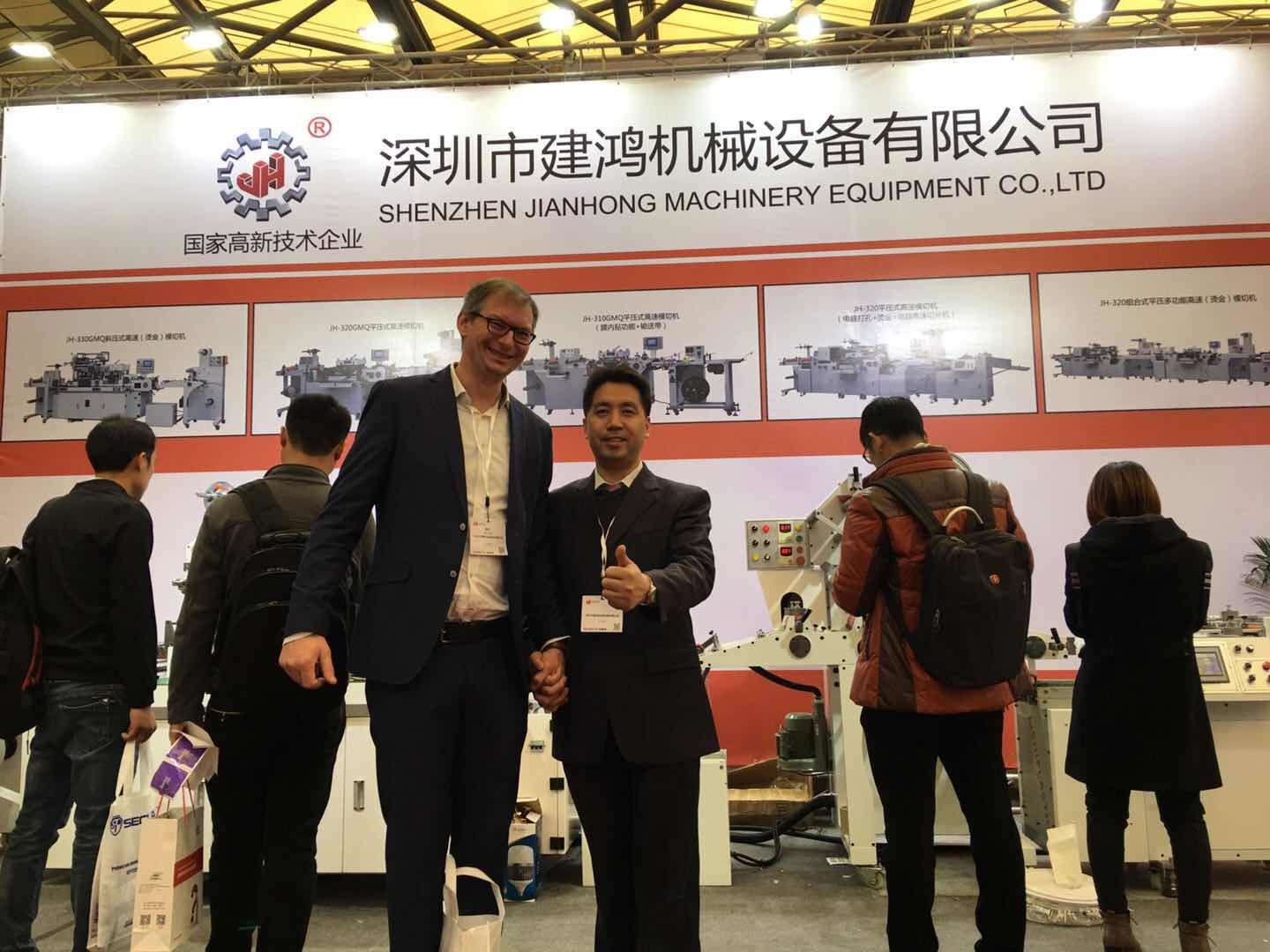 在标签印刷展和老外的合照 在标签印刷展和老外的合照