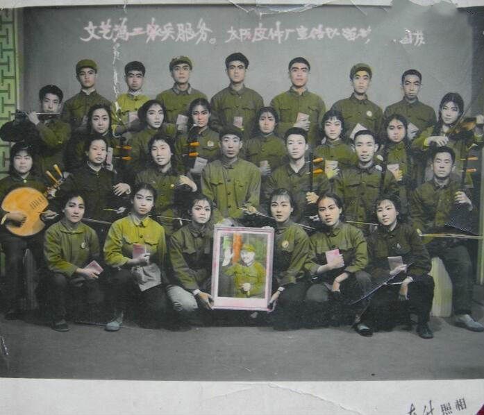 山西—太原皮件厂（79年更名太原人造革厂）—工农兵文艺宣传队【文革老照片】.jpg
