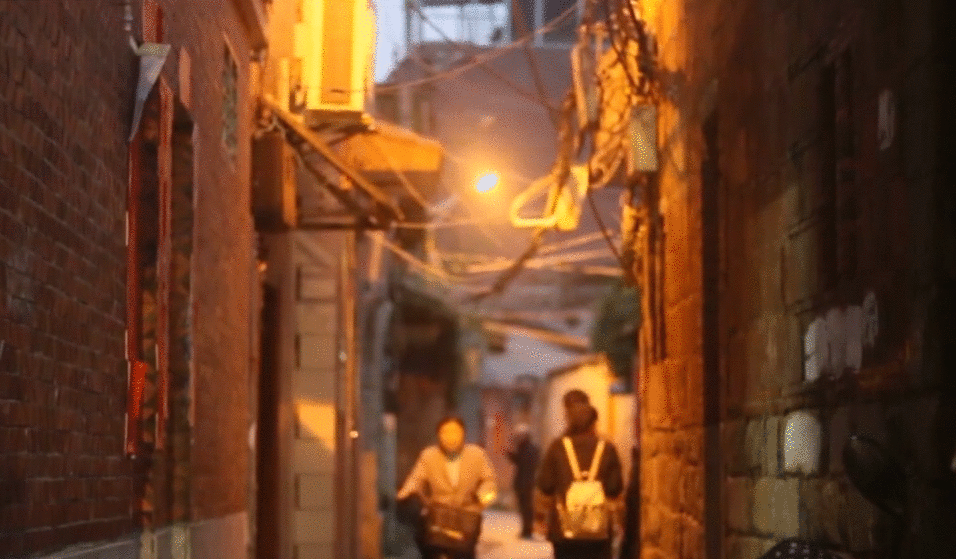 小巷深处 隐约传来袅袅南音