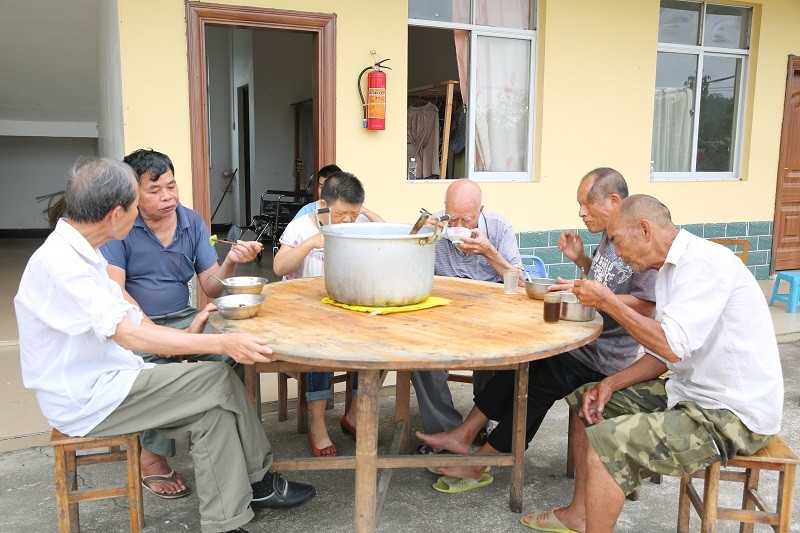 老人们吃饺子.jpg