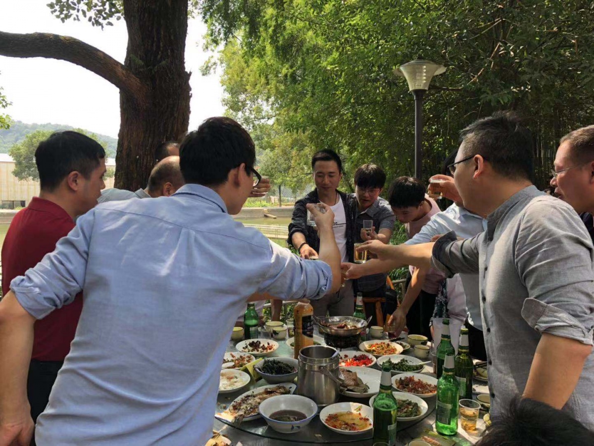 仁康男神们举杯共饮