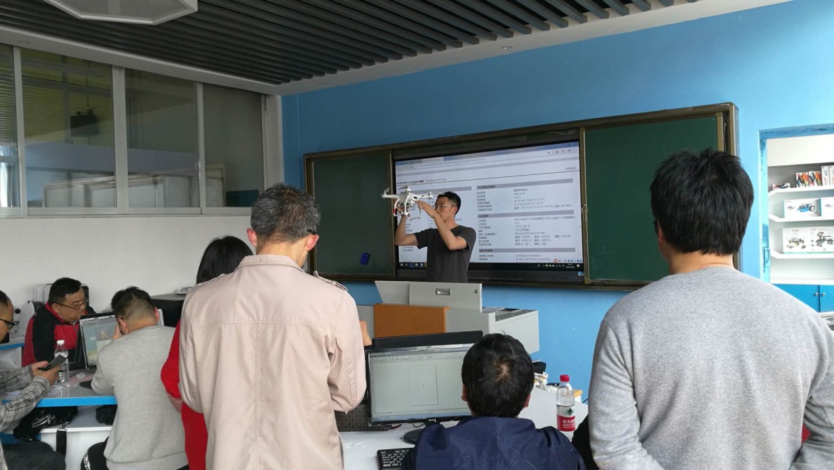 无人机的体验学习.jpg 无人机的体验学习.jpg