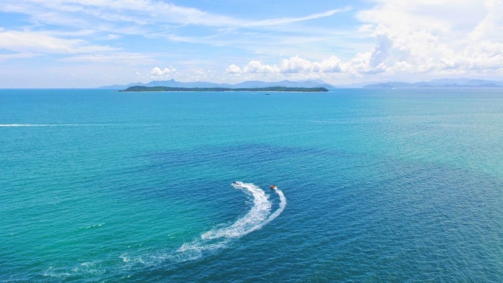 却拥有 不输"巴厘岛"的浪漫海景~ 这里有 摩托艇,帆船, 浮潜,飞伞等