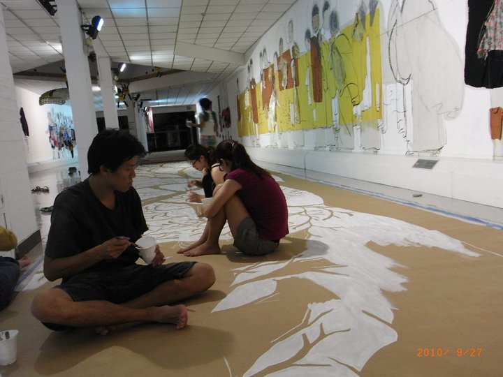 2010_與駐館藝術家一起完成作品2.jpg