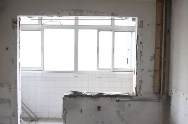 成都封阳台问题：物业坚持不让封阳台？听老师傅一提醒，才恍然大悟，后怕啊