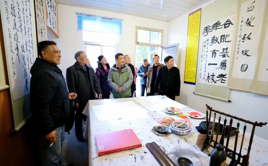 阚建华一行深入下塘镇老年学校以及该镇南集村老年学校,察看了校容校