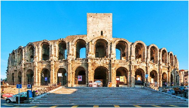 这座因梵高而知名的小城拥有着悠久的历史,早在古罗马帝国西泽大帝的 