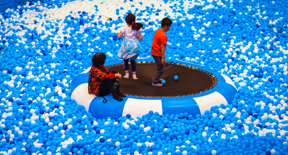 【海洋球免费送送送】,享宝宝们最爱的都乐汇动漫儿童乐园海洋球,蹦床