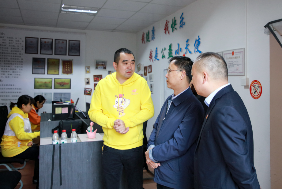 共青团团中央社会联络部副部长李骥前往荣龙社区开展调研