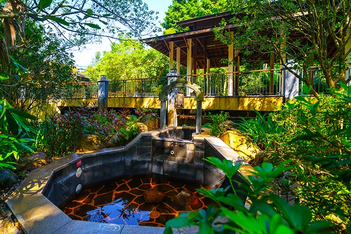 酒店】【2大1小温泉度假】睡在万亩山林间~无限泡稀有氡温泉~!