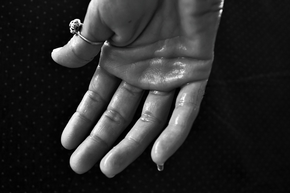手汗症是一种表现为手掌严重多汗的良性疾病,病情严重的患者手掌出汗