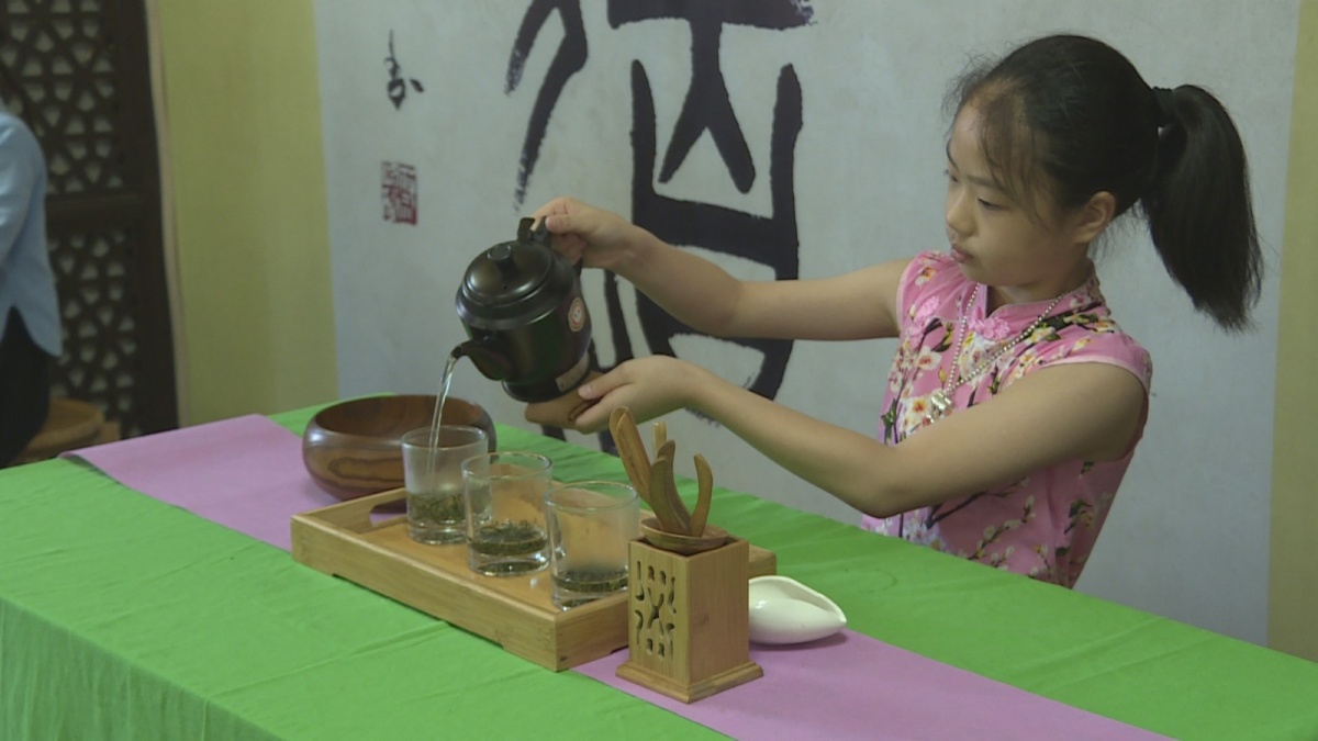 出具、投茶、润茶、奉茶……这些孩子们化身成小小茶艺师 - 热点 - 丽水在线-丽水本地视频新闻综合门户网站