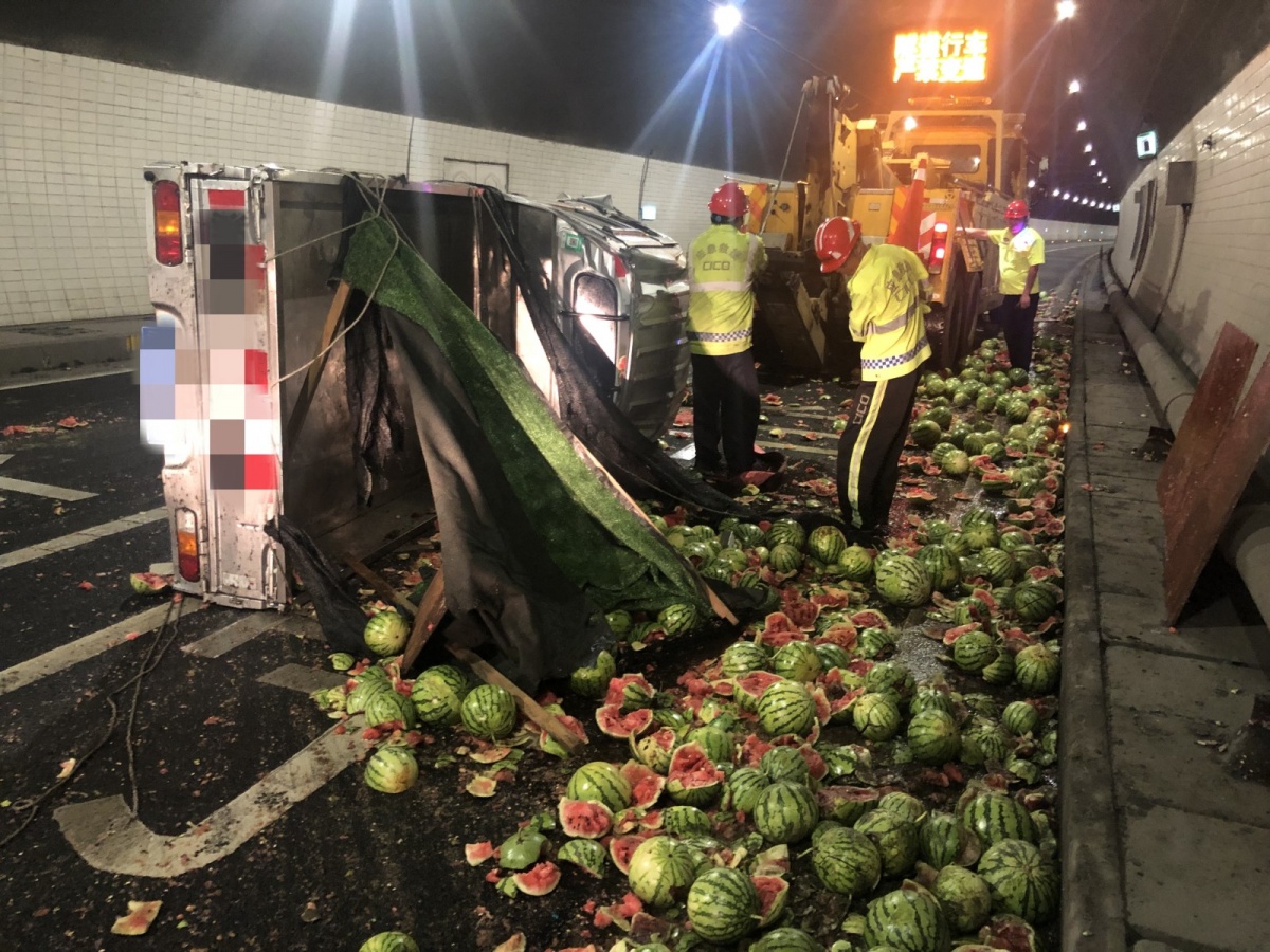 心疼!1800多斤西瓜毁于高速上,青皮红瓤铺满一路…… - 热点 - 丽水在