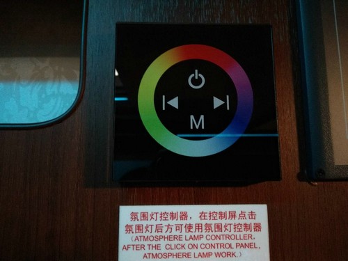 车顶上方的氛围灯控制器,通过触摸控制区域改变氛围灯的颜色.