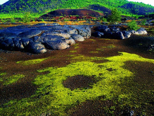新期火山多期喷发溢出的岩浆覆盖在古火山地貌上,形成了多层叠加的