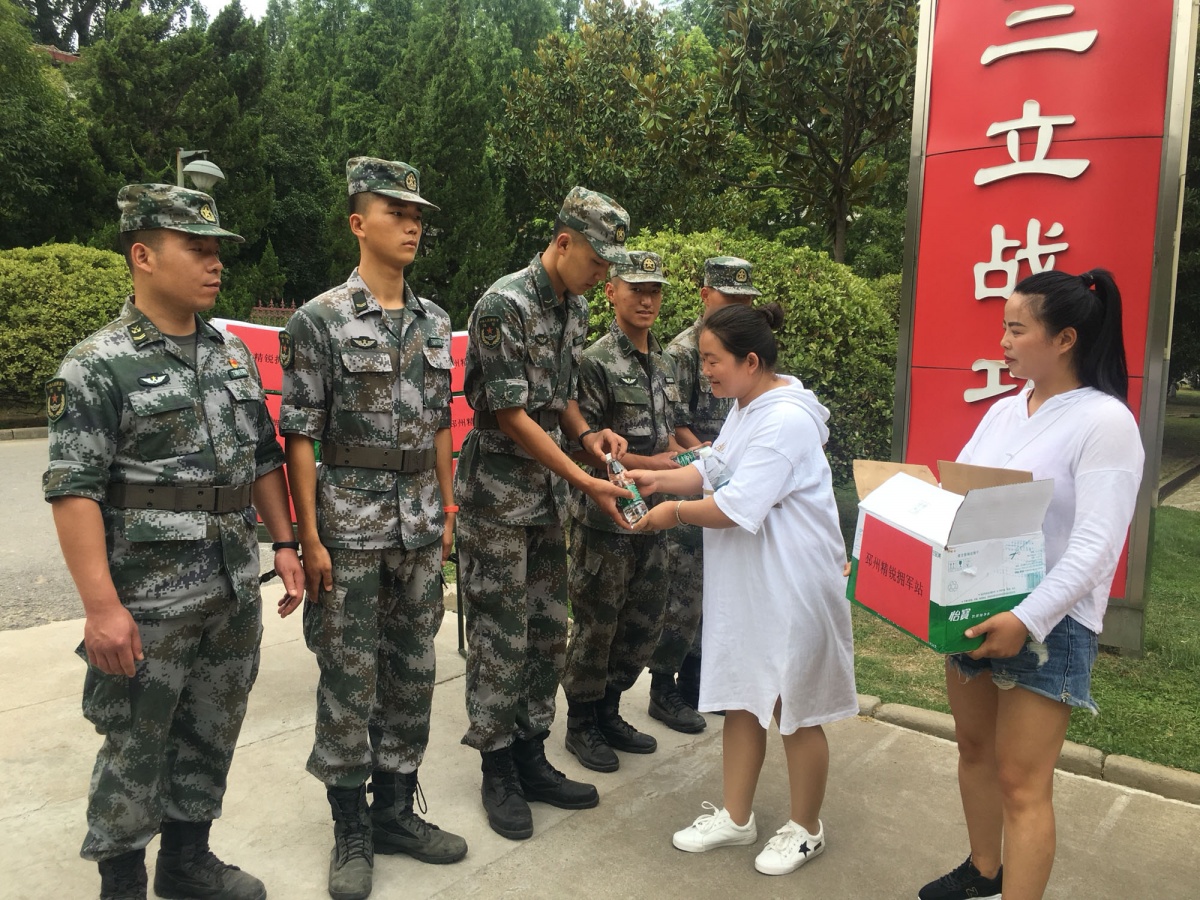 邳州:炎炎夏日送清涼 共建軍民魚水情_今日徐州