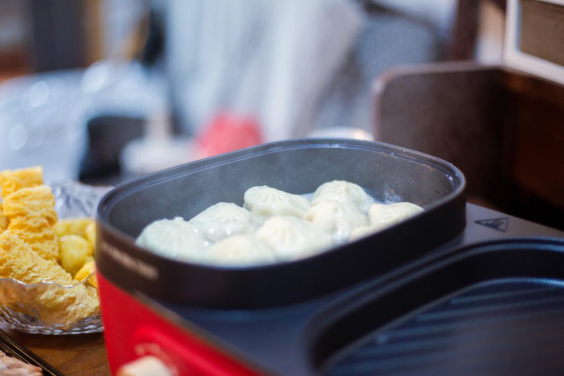 现代年轻人的生活现实,深夜才能享受属于自己的美好食光