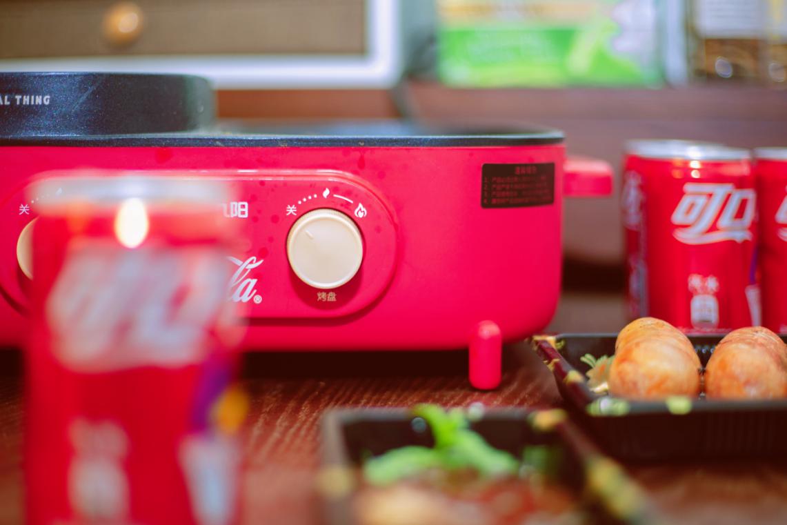 现代年轻人的生活现实,深夜才能享受属于自己的美好食光