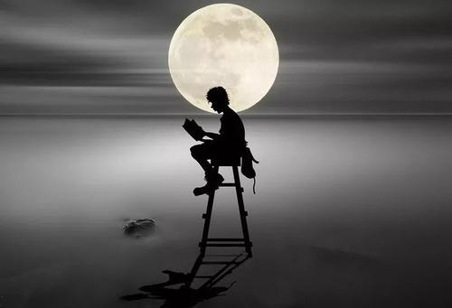 现代年轻人的生活现实,深夜才能享受属于自己的美好食光