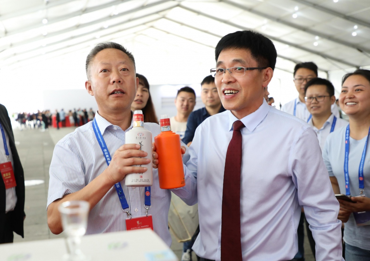 2第九届酒博会期间,集团公司党委副书记、总经理李静仁到hg0088正网 8业销售点视察工作,并与hg0088正网 8业董事长王开馥“碰瓶”.JPG