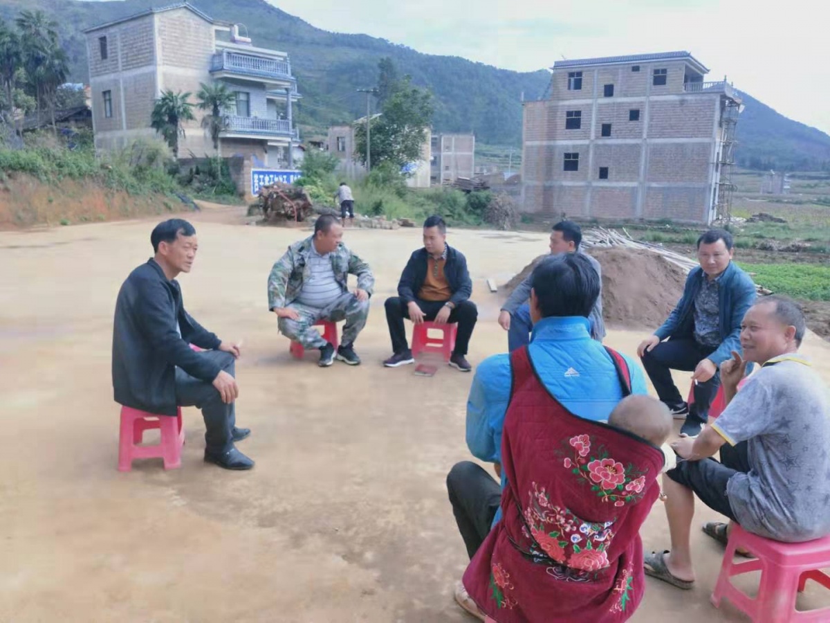 在田间地头宣讲.jpg