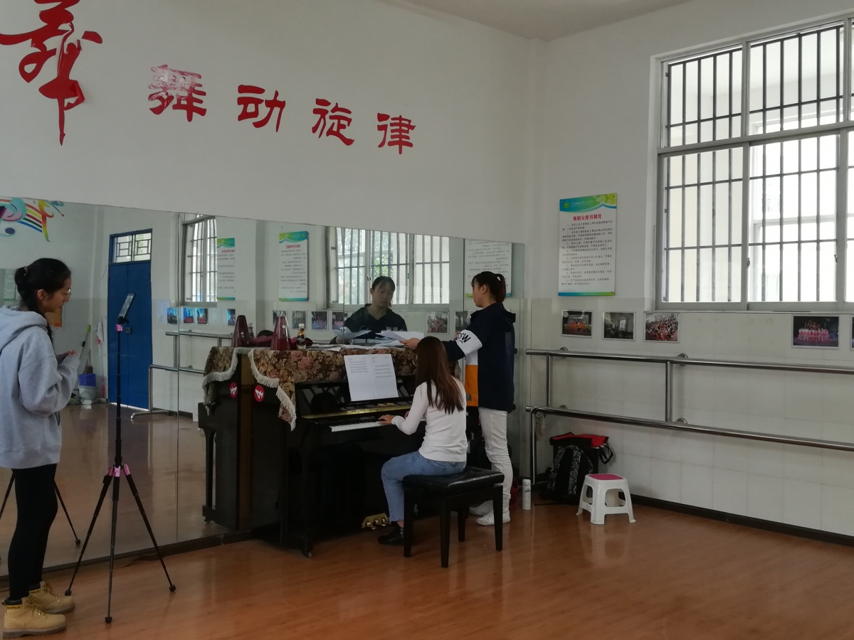 教师正在进行技能测评.jpg