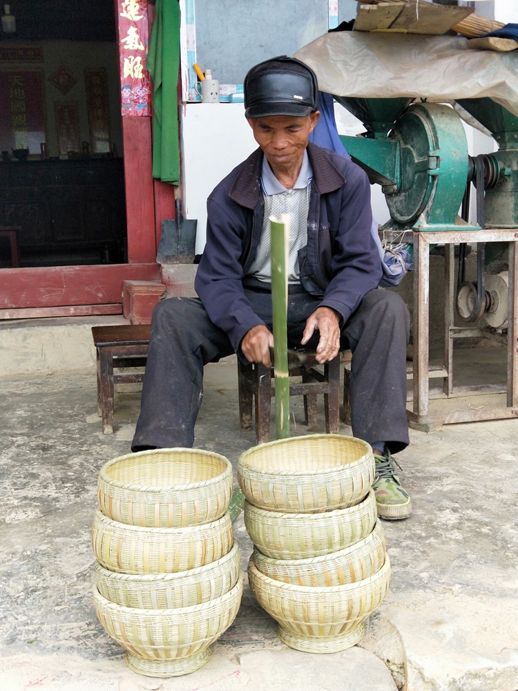 何朝英正在编制饭箩.jpg