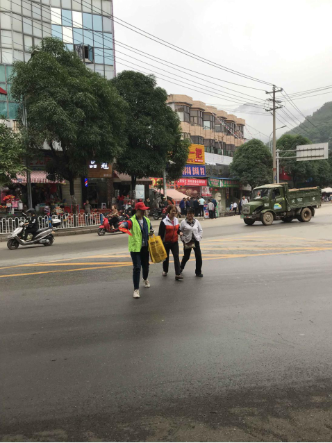 志愿者开展文明劝导活动.png
