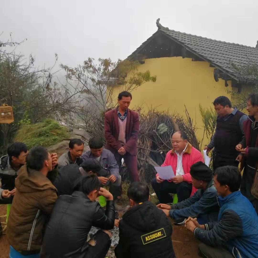 驻村工作队在火塘边宣传主题教育.jpg