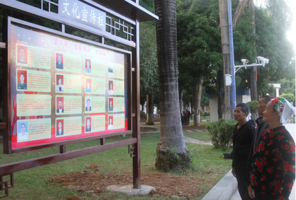 群众观看浏览道德模范先进事迹.png