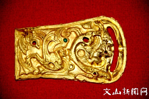 牡宜出土的金腰扣饰。.jpg