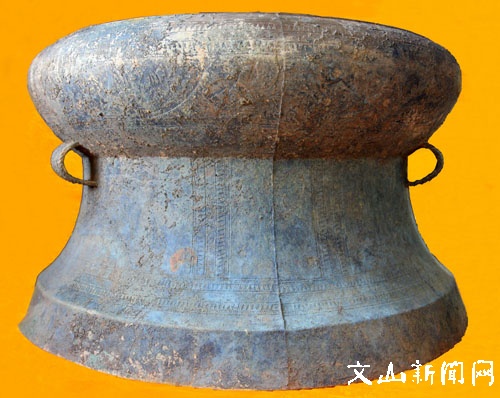 牡宜出土世界上最大的石寨山型铜鼓。.jpg
