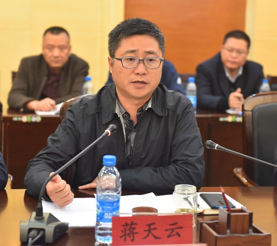 州委宣传部副部长、州政府新闻办主任蒋天云主持会议.JPG