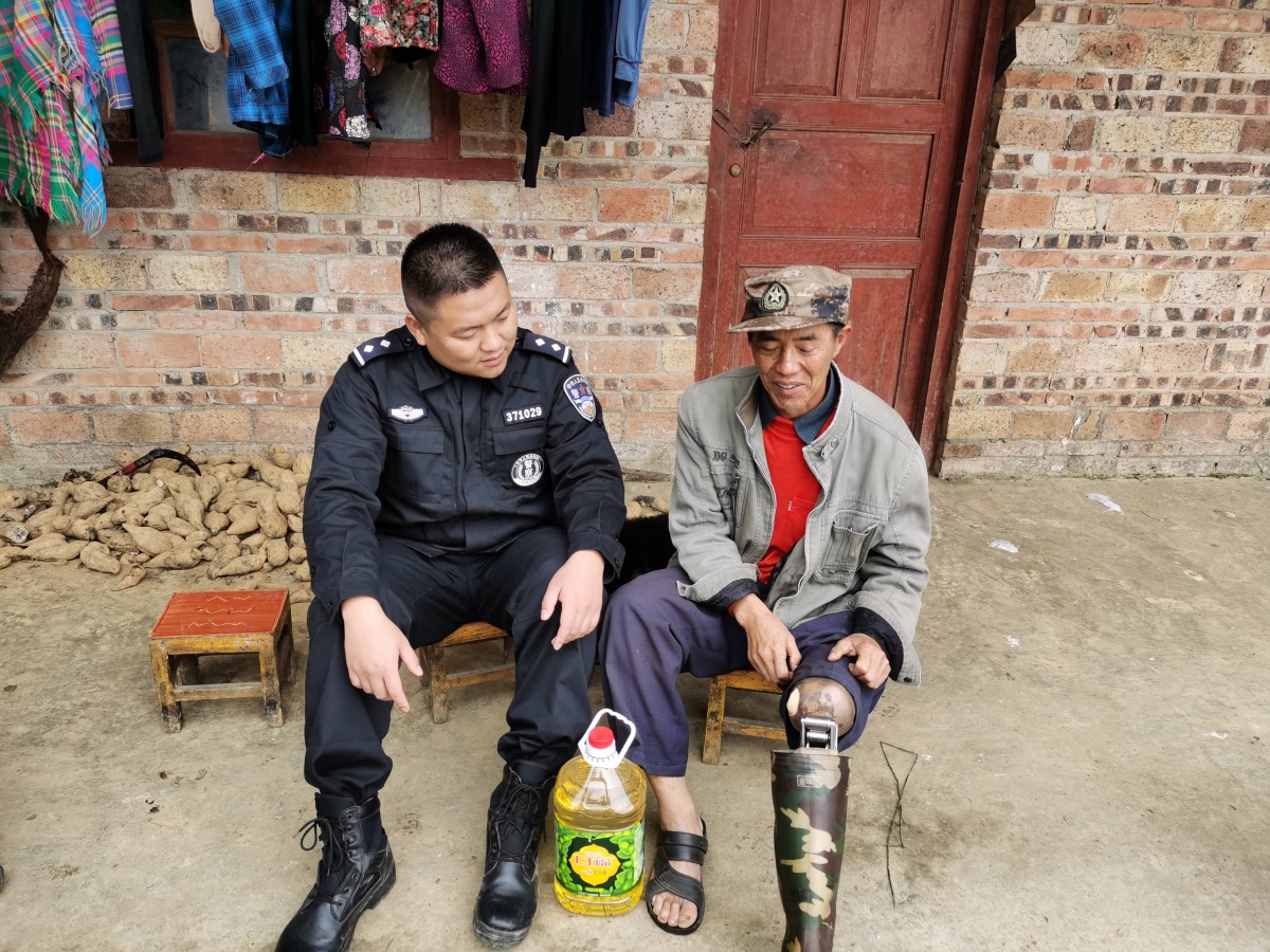 图为樊杰在看望伤残老人（供图）.jpg