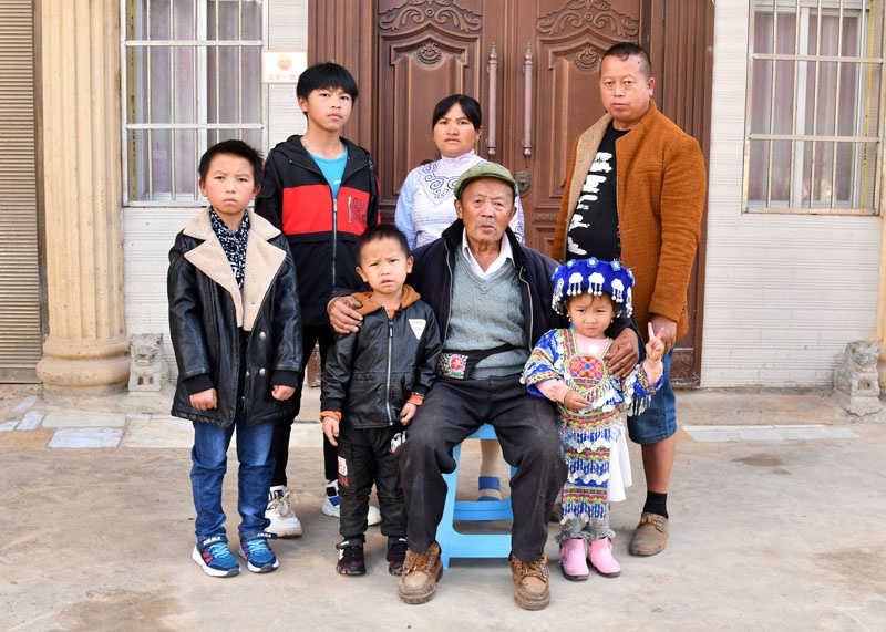 11  进农村：摄影师为古木镇黑山村民小组群众拍摄的“全家福”.JPG