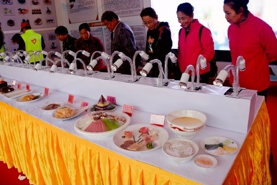 群众在观看三七食材展.jpg