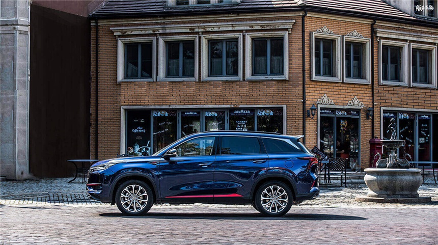 外观方面长安cs75 plus使用了御岳概念车的诸多设计元素.