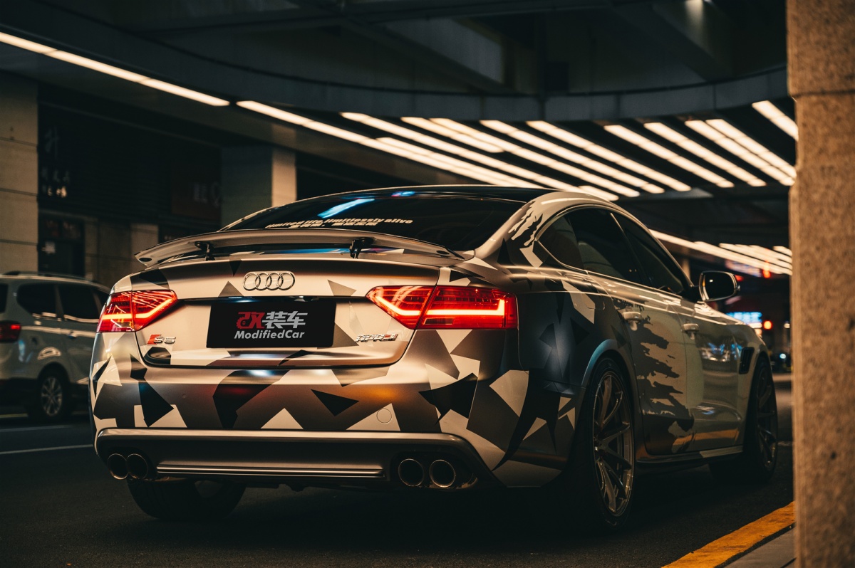 爆缸修复后移植四驱系统迷彩拉花奥迪a5不认真看以为是rs5