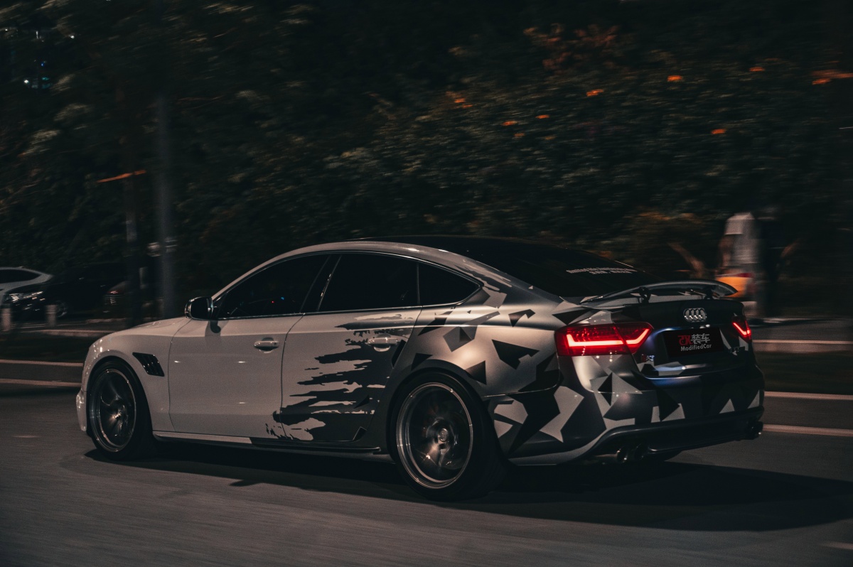 爆缸修复后移植四驱系统迷彩拉花奥迪a5不认真看以为是rs5