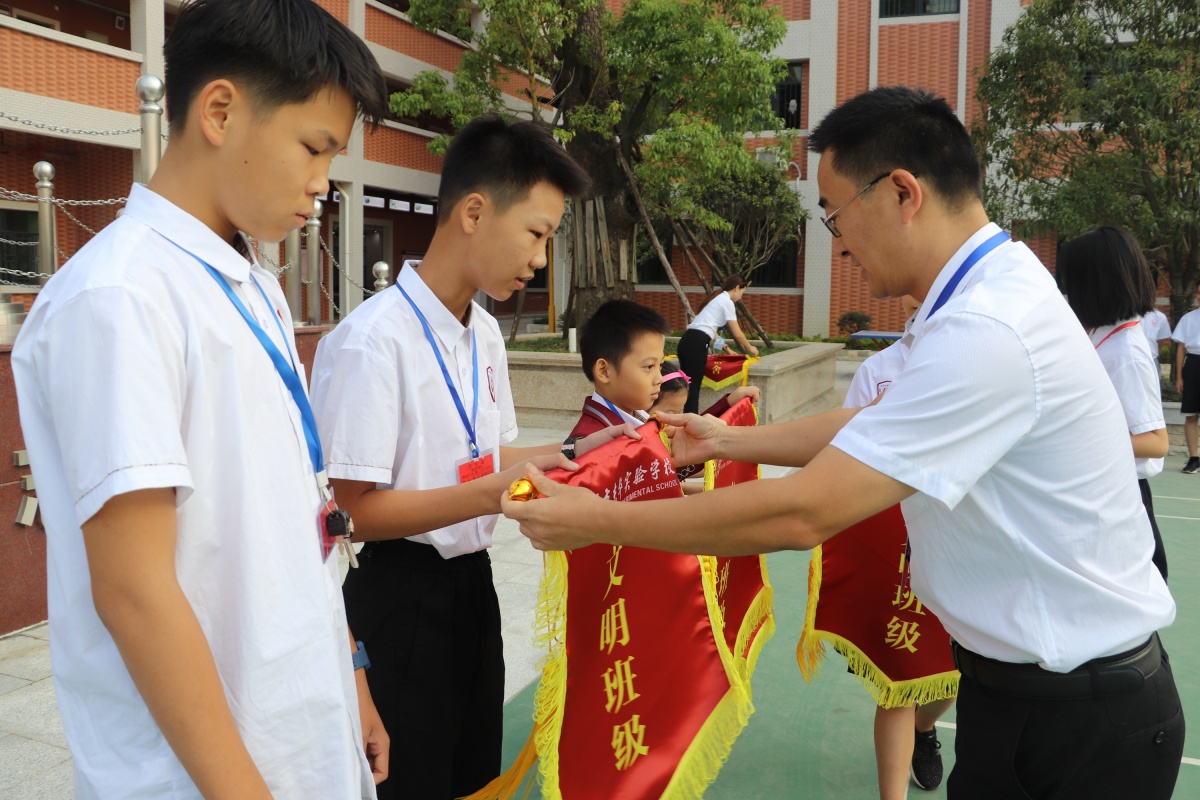 校园安全人人有责河源市东华实验学校第四周升旗仪式