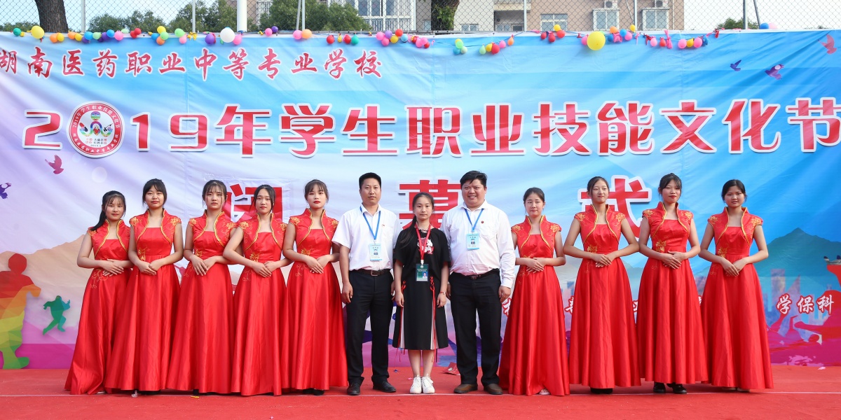 老师与礼仪队员合影.jpg