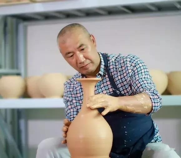 太牛了连续八次龙泉青瓷又成为了世界斯诺克国际锦标赛的奖杯