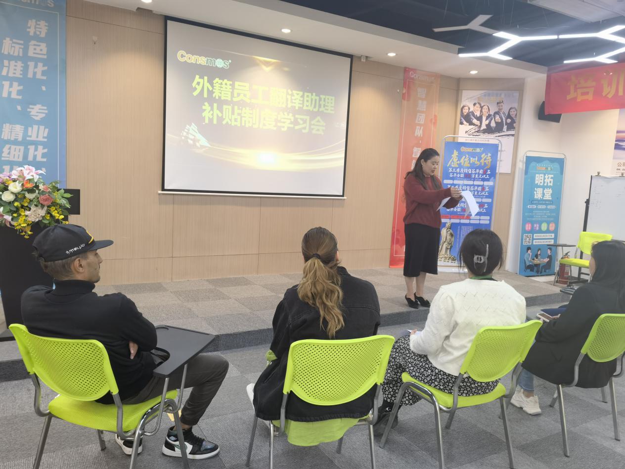"Heart-warming translator" Helps Foreign Employees(图4)