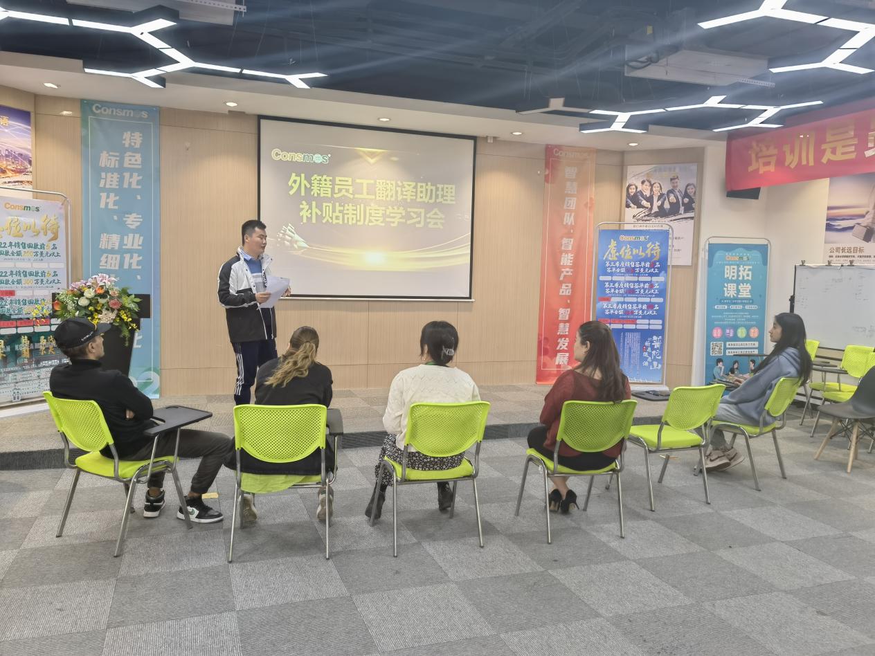 "Heart-warming translator" Helps Foreign Employees(图5)