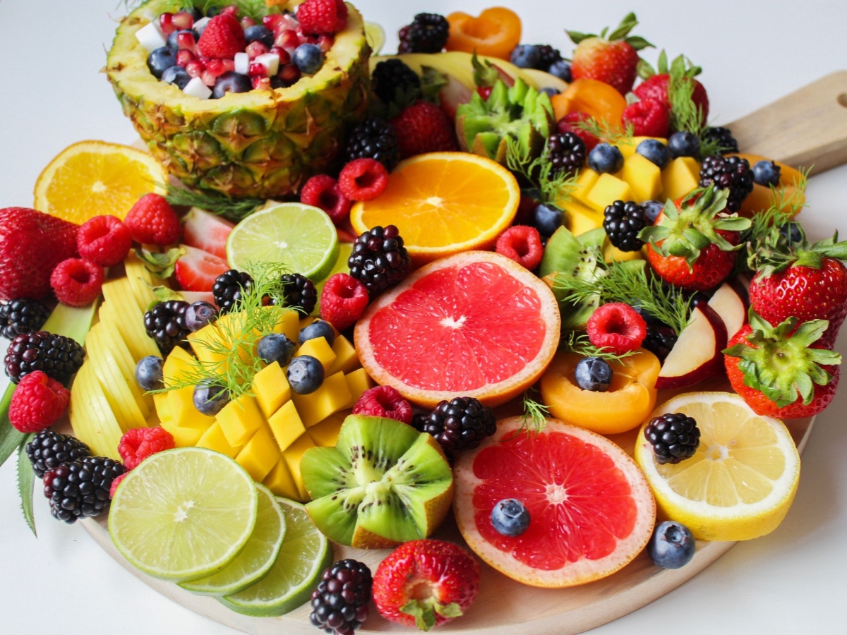sliced-fruits-on-tray-1132047.jpg