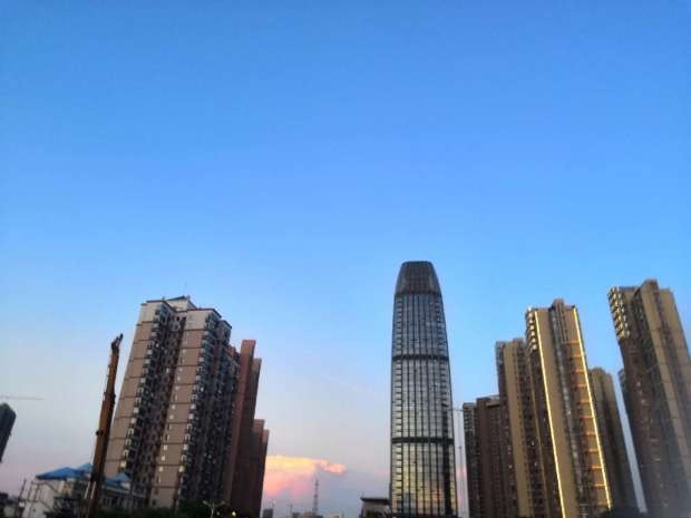 一出地铁口就能看到屹立着的投资大厦(图中),附加一张新职场休息区的